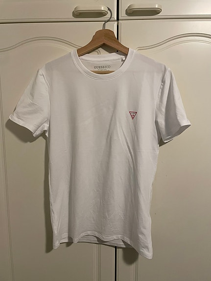 Guess T-paita