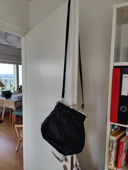 Musta "tuunattu" nahkainen olkalaukku