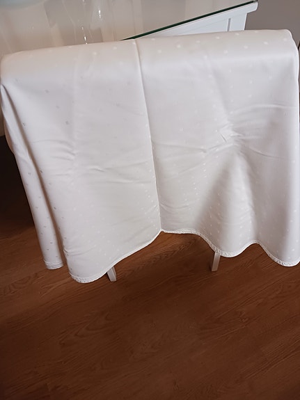 Nyt juhliin hyvät valkoiset pöytäliinat.
