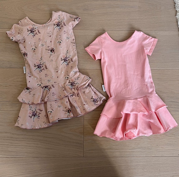 Gugguu Frilla T-shirt dress, kaksi mekkoa