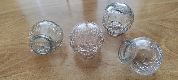 Neljä lasipalloa