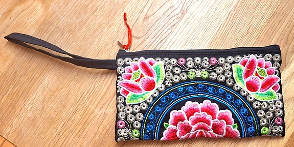 Myydään käsinkirjailtu clutch laukku