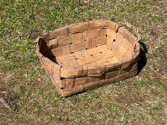 Vanha puinen kori