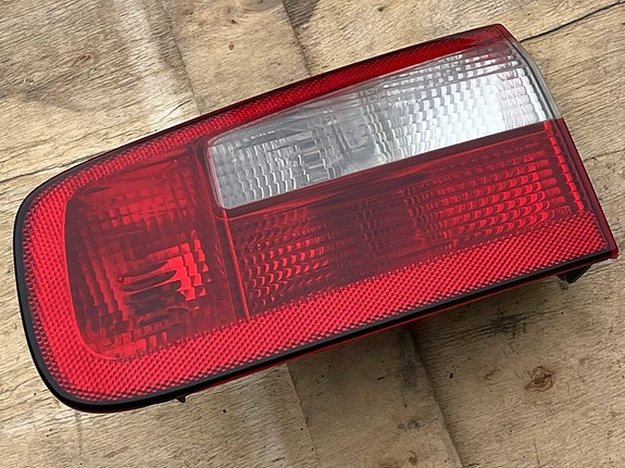 Renault Laguna II hatchback oikea takavalo takaluukusta 8200002476