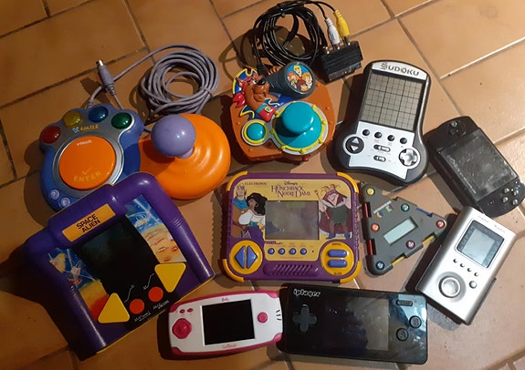 retro pelikonsoleita