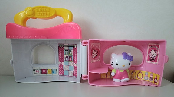 Hello Kitty talo ja hahmot. Siisti ja hyväkuntoinen