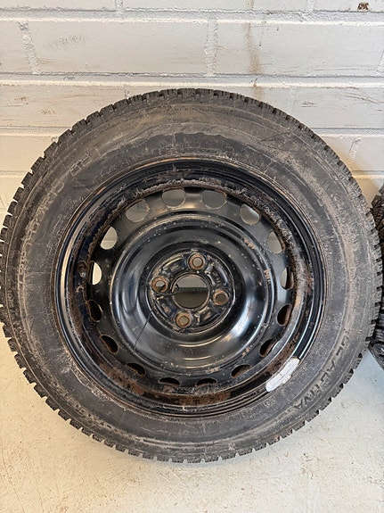 Toyota 15" Peltivanteet + 175 / 65 / 15 Nastarenkaat (93)