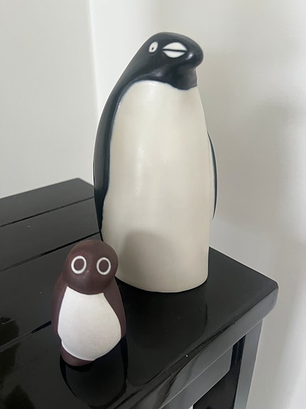 Arabia, pingviini figuuri, ja Heljä Liukko-Sundströmin, pöllö figuuri