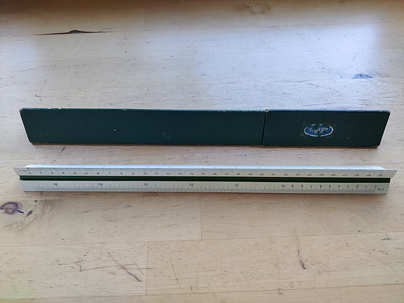 Kolmioviivain (skaalaviivain) Faber & Castell