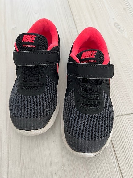 Nike revolution 28
