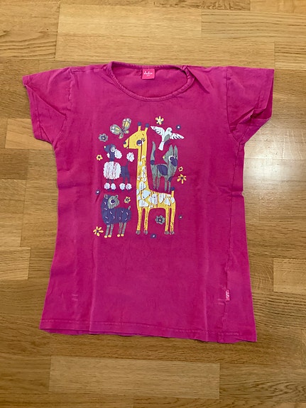 Pinkki t-paita koko 152