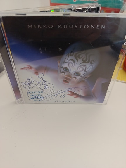 Mikko Kuustonen, Atlantis. Nimikirjoituksella.