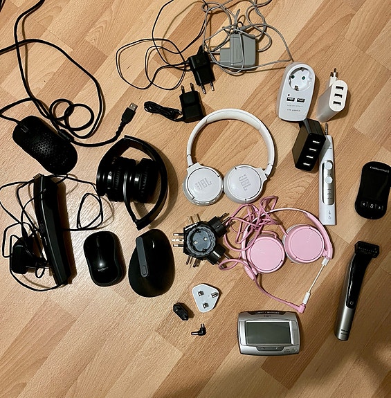 Elektroniikkaa pakettina – kuulokkeita, hiiriä, latureita ym.