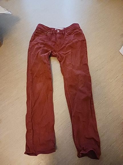Hyväkuntoiset viininpunaiset farkut