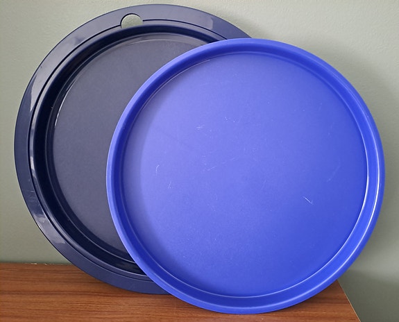 Tupperware tarjoiluastia kannella