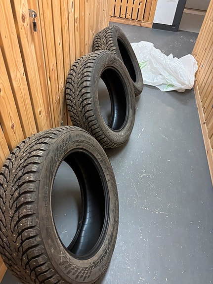 Tarjoa hintaa! Myydään nokian hakkapeliitta 9 Suv 225/60 R 18 104 nastarenkaat