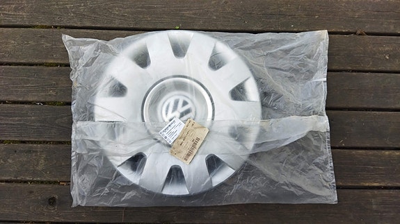 1 kpl VW 15" pölykapseli, KÄYTTÄMÄTÖN, esim. Passat, 3B0-601-147-MFX