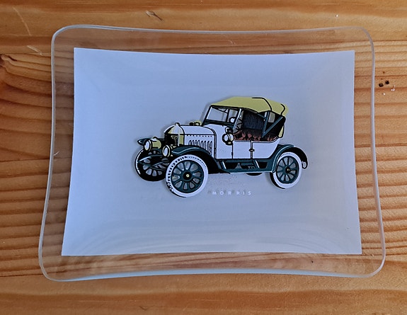 Tuhkakuppi vintage Morris Oxford Bullnose kuvalla