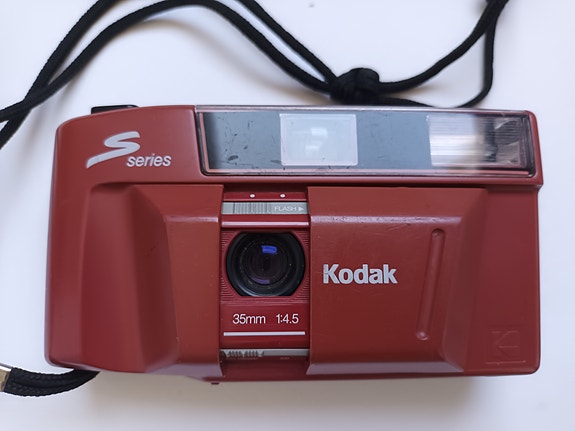 Vanha punainen Kodak filmikamera