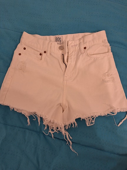 Valkoiset farkkushortsit Urban Outfitters