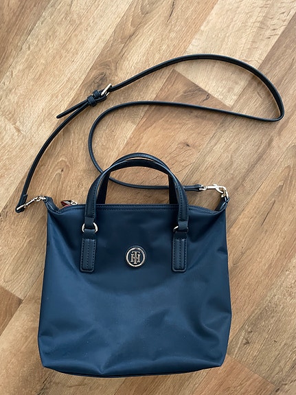 Tommy Hilfiger olkalaukku