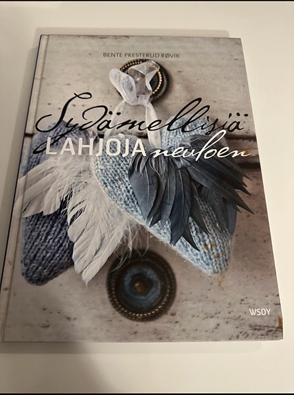 Sydämmellisiä lahjoja neuloen kirja