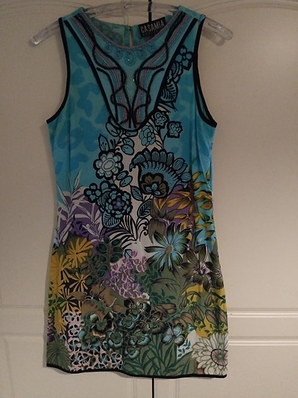 Värikäs mekko