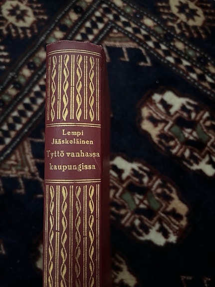 Tyttö Vanhassa kaupungissa - Lempi Jääskeläinen