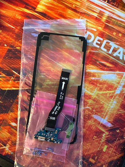 Samsung Galaxy S20+ 5G latausliitin ja tarvikkeita