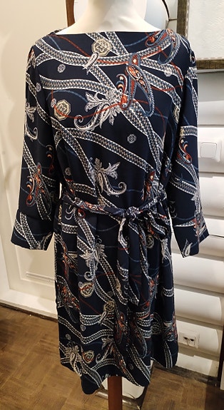 Tummansininen mekko 42