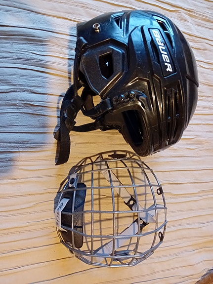 BAUER jääkiekko kypärä