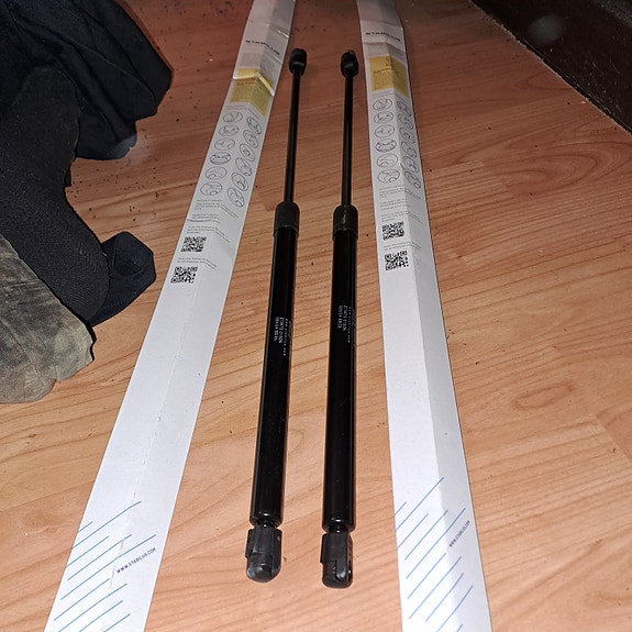 Takaluukun kaasujouset VW Amarok