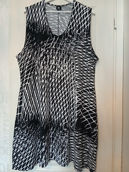 Nanso mustavalkoinen A-linjainen tunika/ toppi/ mekko XXXL
