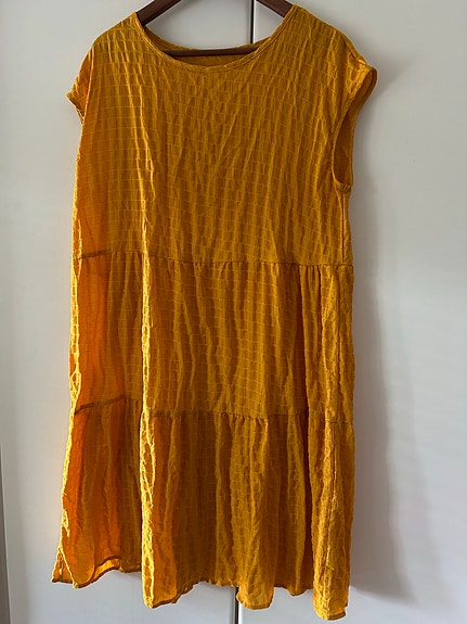 Keltainen mekko