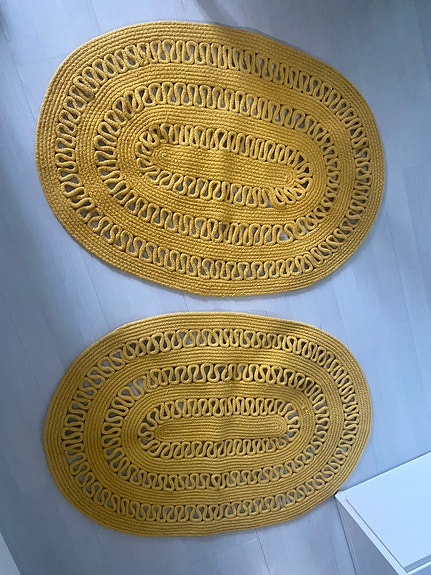 Ovaali keltainen matto