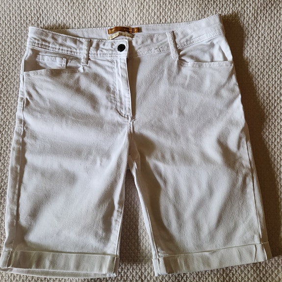 Valkoiset shortsit