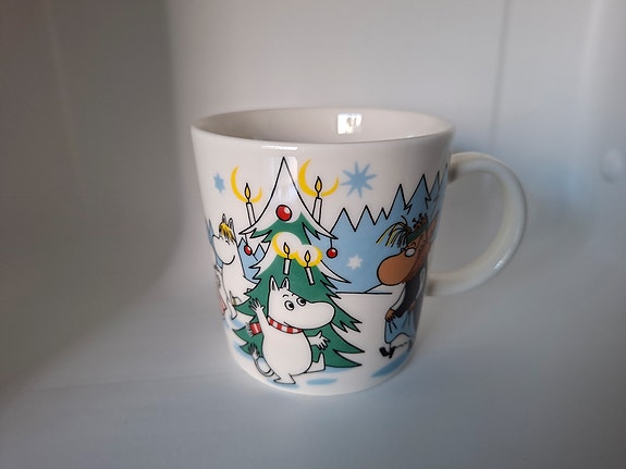 Muumimuki Kuusen alla