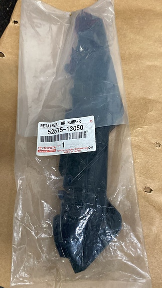 Toyota puskurin kiinnitysosa 52575-13050