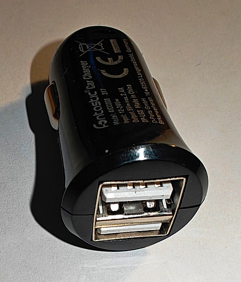AICC003 autolaturi tupakinsytyttimeen USB portilla
