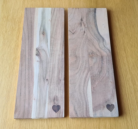 Ib Laursen, Akaasiapuinen suuri tarjoilualunen sydän 45 x 16 x 1,5 cm x 2 kpl