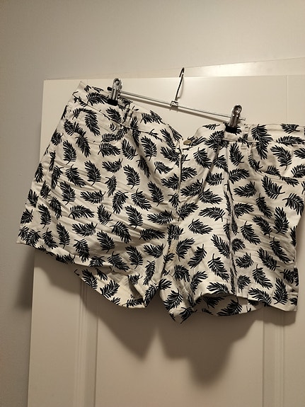 H&M+ farkkushortsit, 54