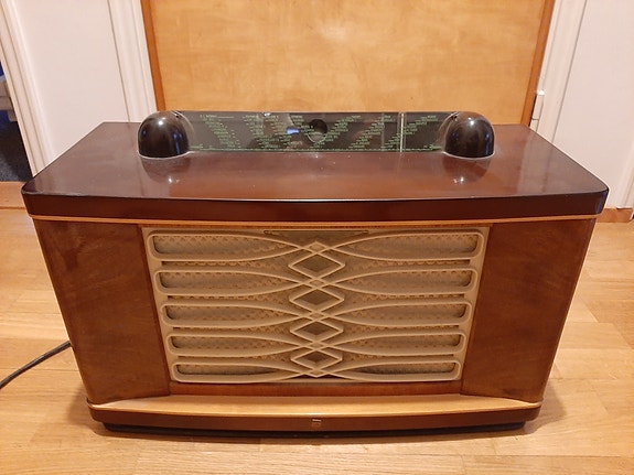 Philips radio vuodelta 1949 malli BX690A.