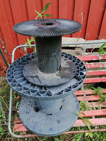 Kiikku ja muovikelat