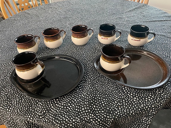 Kermansavi mukit ja aamiaislautaset