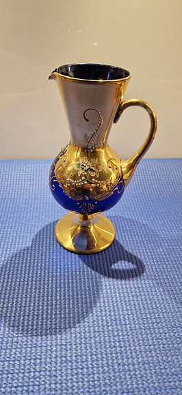 Hieno sininen kullattu kannu/karahvi, 19cm korkea.