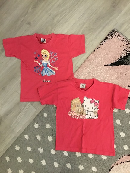 Kaksi pinkkiä t-paitaa