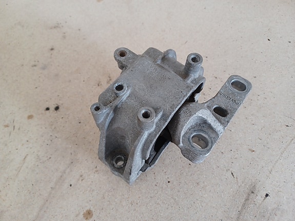 VW GOLF VI 1,6tdi CAYC moottorin tuki 1K0199262CN oikea