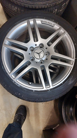 Siistit alkuperäiset AMG vanteet 17" + Yokohama renkaat