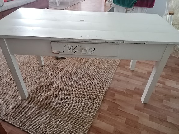 Laatikollinen pöytä