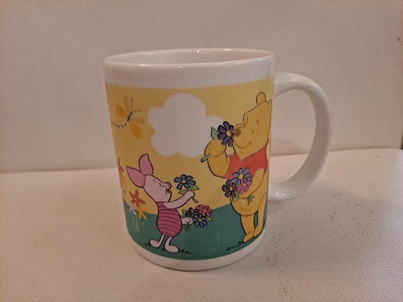 Disney Nalle Puh muki valkoinen värikäs kuvitus